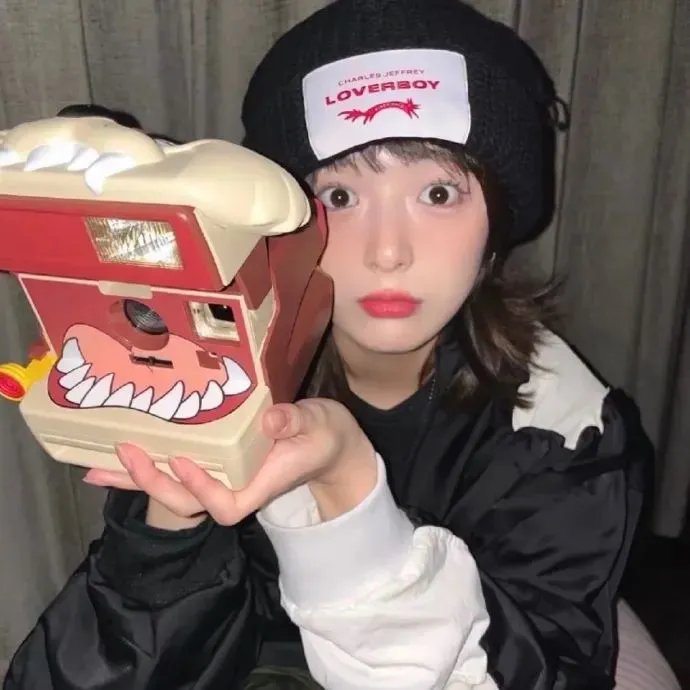 九顶假发的女孩